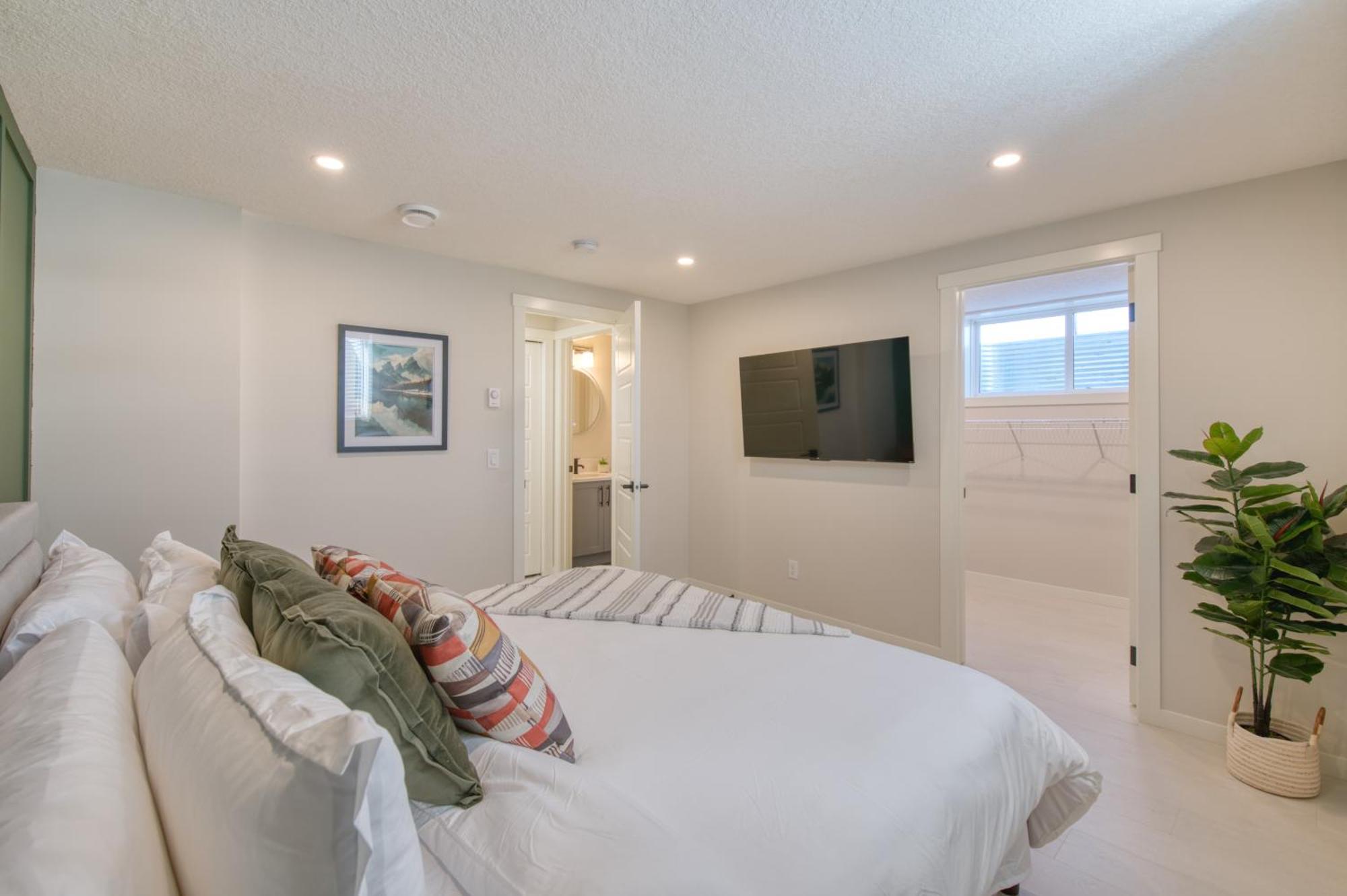 Stylish & Comfy Mountain Escape King Bed Ps5!