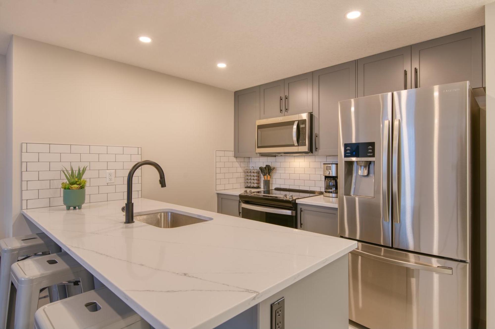 Stylish & Comfy Mountain Escape King Bed Ps5! Apartment Calgary