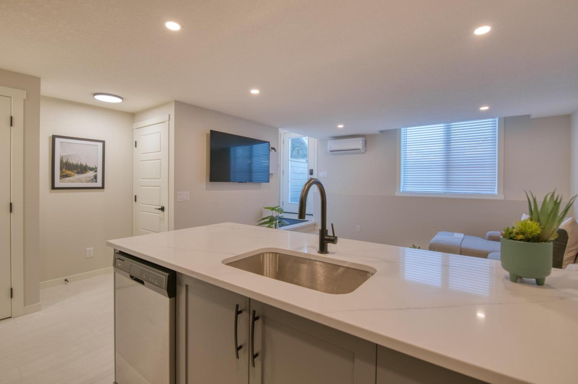 Apartment Stylish & Comfy Mountain Escape King Bed Ps5! Calgary